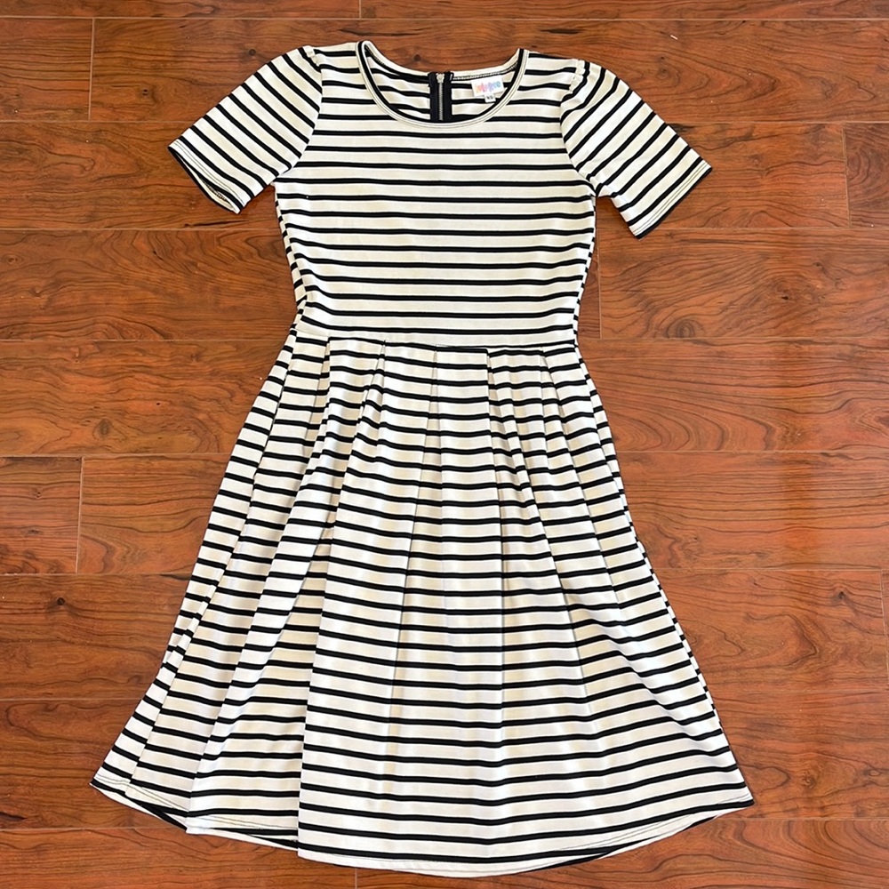 LulaRoe Black and White Striped Short Sleeve Pleated Midi Summer Dress